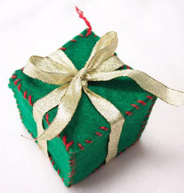 how to make a felt gift ornament
